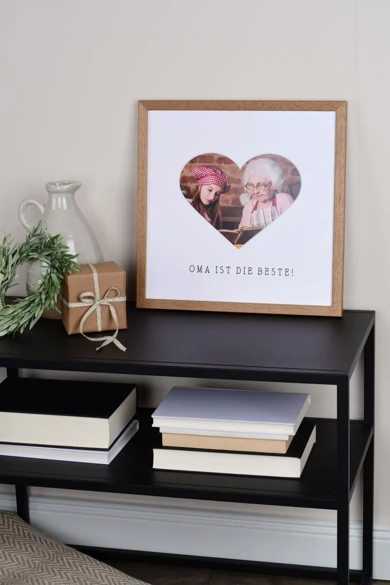 Marco de fotos 30x30 de roble con paspartú de corazón para la abuela en ambiente de hogar