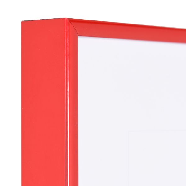 Vista de la esquina de un marco de aluminio rojo, muy indeformable, con sistema patentado de unión de esquinas.