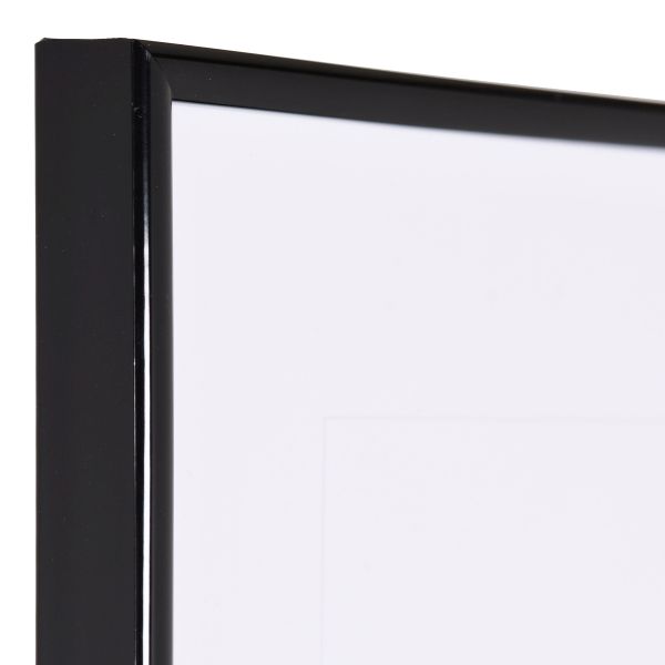 Vista de la esquina de un marco de plástico negro, estrecho, con perfil semicircular