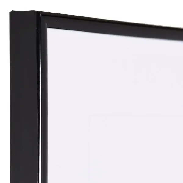 Vista de la esquina de un marco de plástico negro, estrecho, con perfil semicircular
