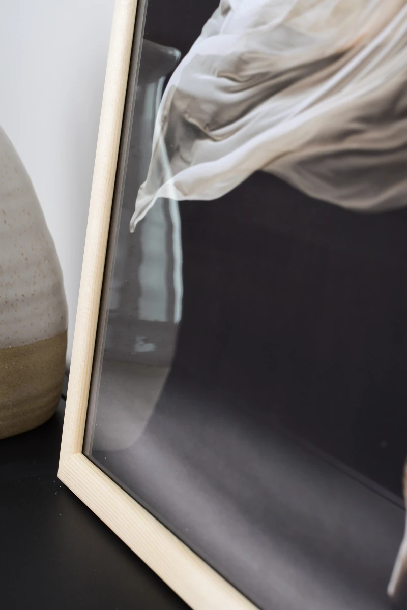 Marco de fotos de madera Frieda en natural en ambiente de salón - Primer plano