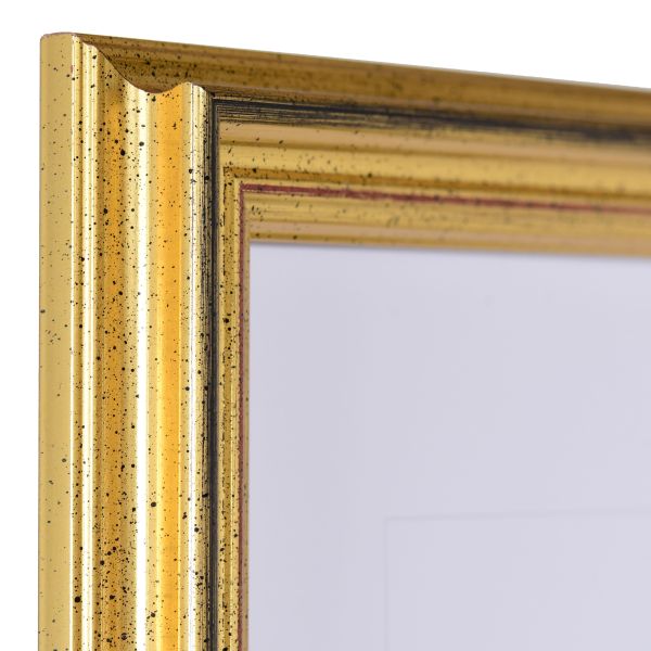 Vista de la esquina de un marco de madera dorado de estilo barroco con un relieve que se eleva pronunciadamente