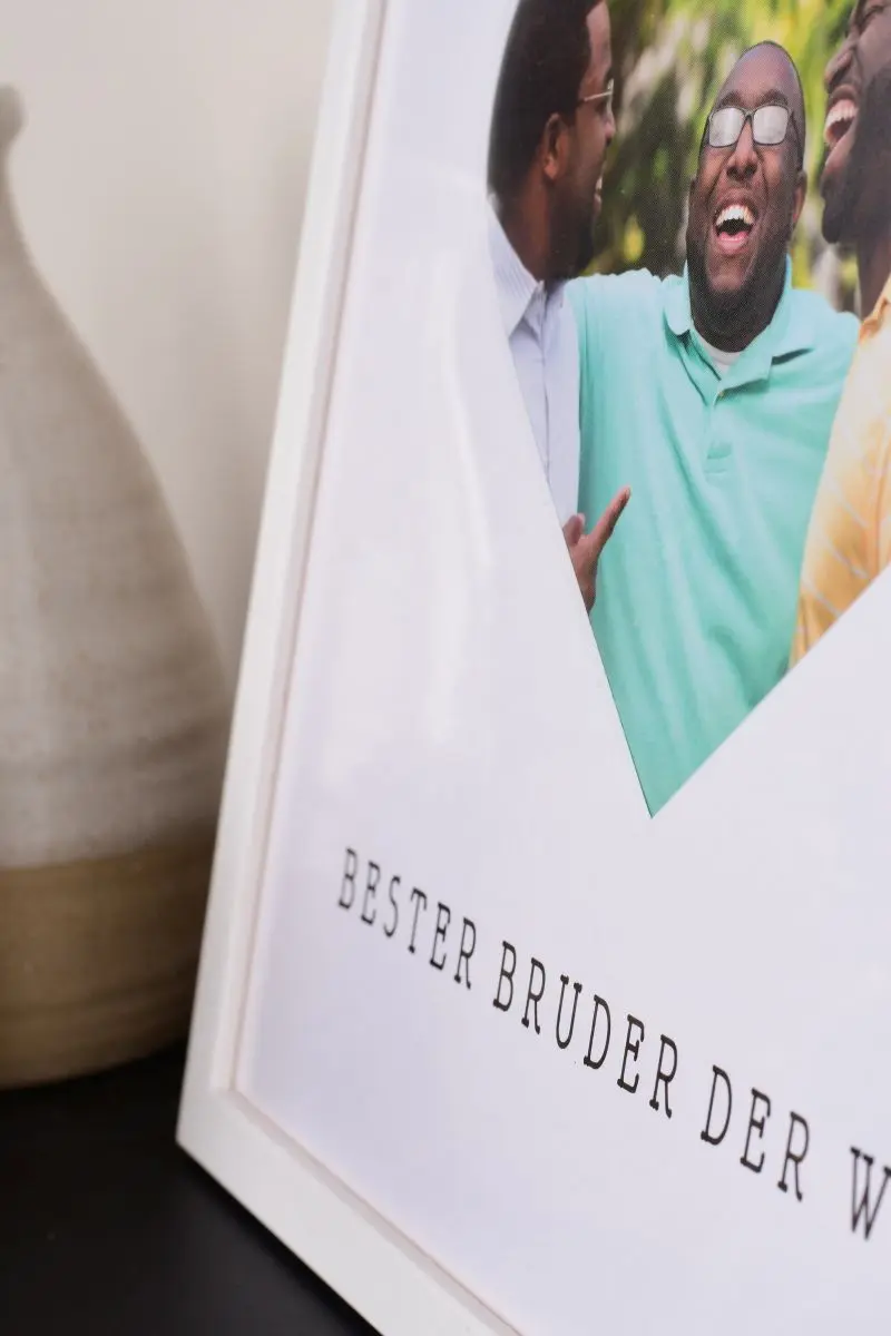 Primer plano de un marco de fotos de 30x30 en blanco con un recorte de corazón para el mejor hermano del mundo