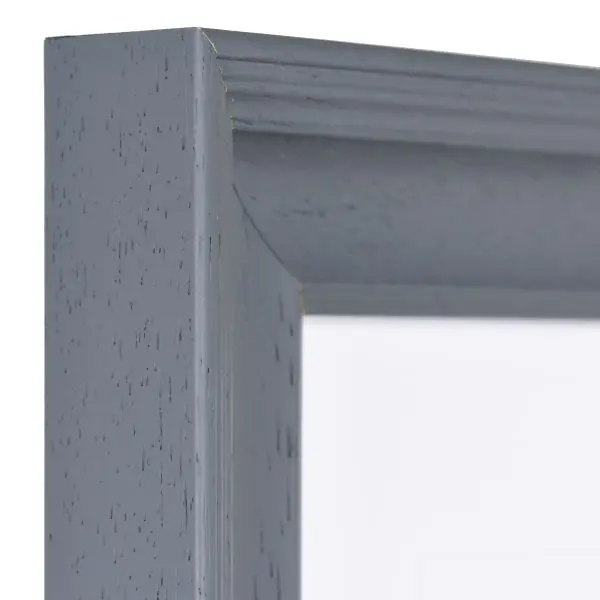 Vista de la esquina de un marco de fotos de madera gris oscuro