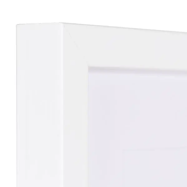 Vista de la esquina de un marco de fotos blanco con superficie lisa y diseño sencillo