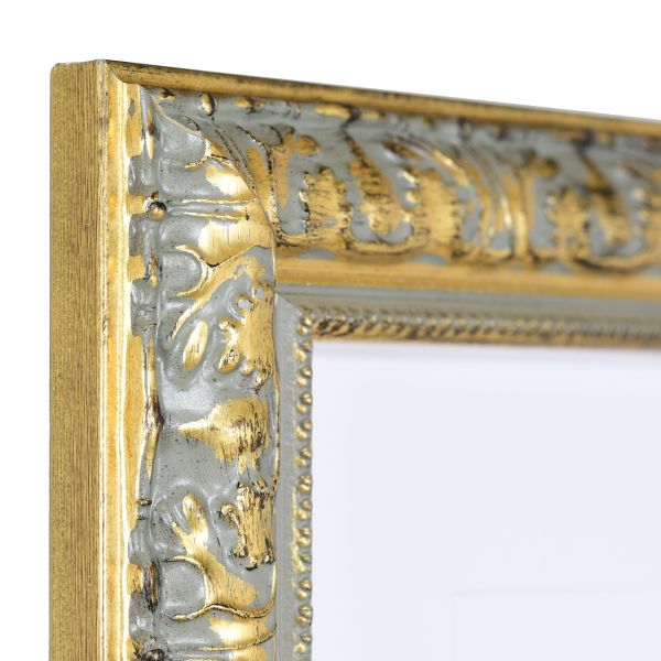 Vista de la esquina de un marco de madera dorado con un aspecto elegante y barroco, con pan de oro cepillado a mano y borde perlado.