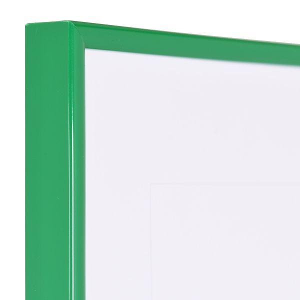 Vista de la esquina de un marco de plástico verde, estrecho, con perfil semicircular