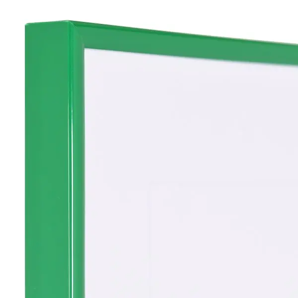 Vista de la esquina de un marco de plástico verde, estrecho, con perfil semicircular
