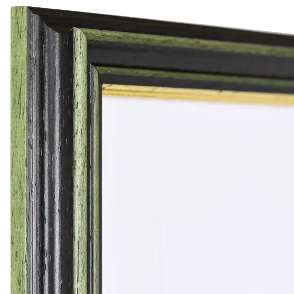 Vista de la esquina de un marco de madera verde, de estilo antiguo, con una profunda moldura cóncava y un borde dorado escalonado
