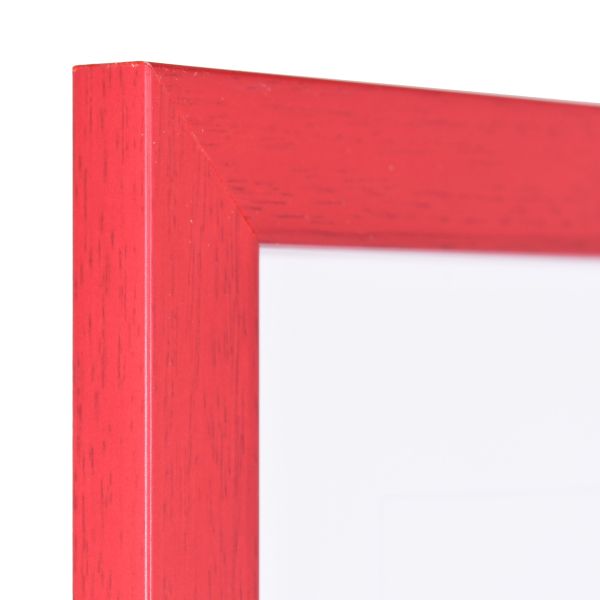 Vista de la esquina de un marco de fotos rojo con estructura de madera visible, superficie lisa y perfil anguloso y sencillo.