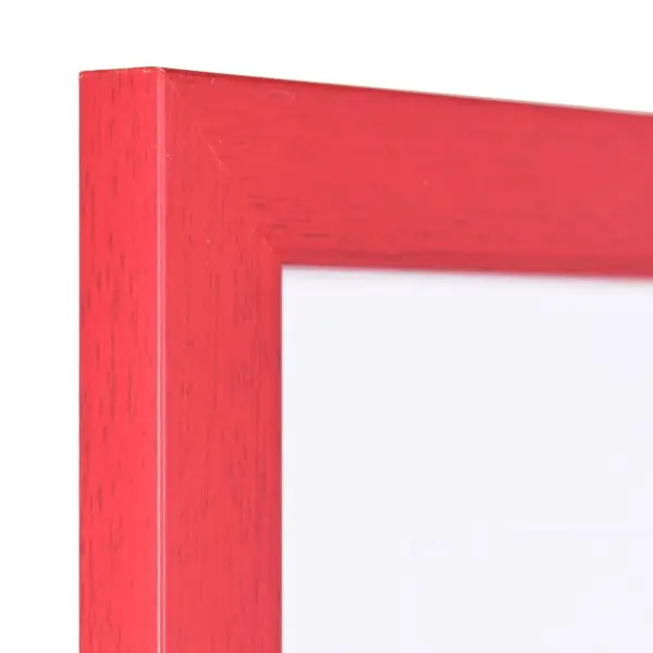 Vista de la esquina de un marco de fotos rojo con estructura de madera visible, superficie lisa y perfil anguloso y sencillo.