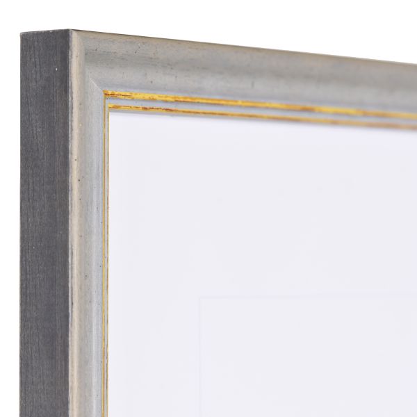 Vista de la esquina de un marco de madera gris estilo Shabby Chic con una superficie ligeramente rugosa y un borde decorativo dorado.