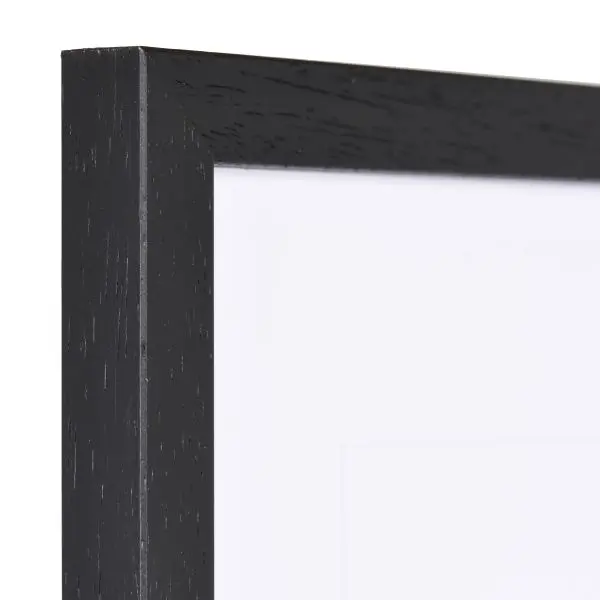 Vista de la esquina de un marco de madera negro con estructura de madera visible y borde estrecho