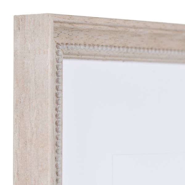 Vista de la esquina de un marco de fotos de madera marrón claro