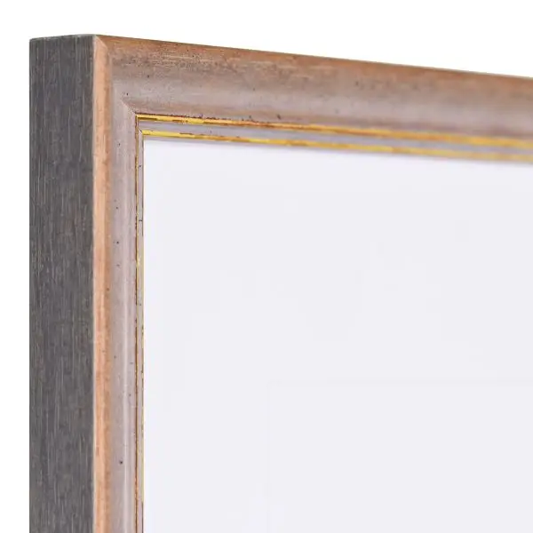 Vista de la esquina de un marco de madera vintage marrón con una superficie ligeramente rugosa y un borde decorativo dorado.