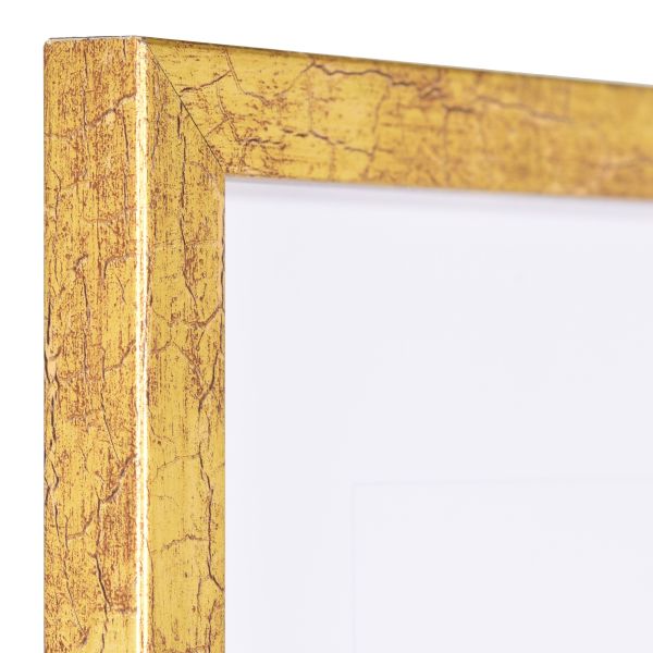 Vista de la esquina de un marco de madera envejecido en oro antiguo