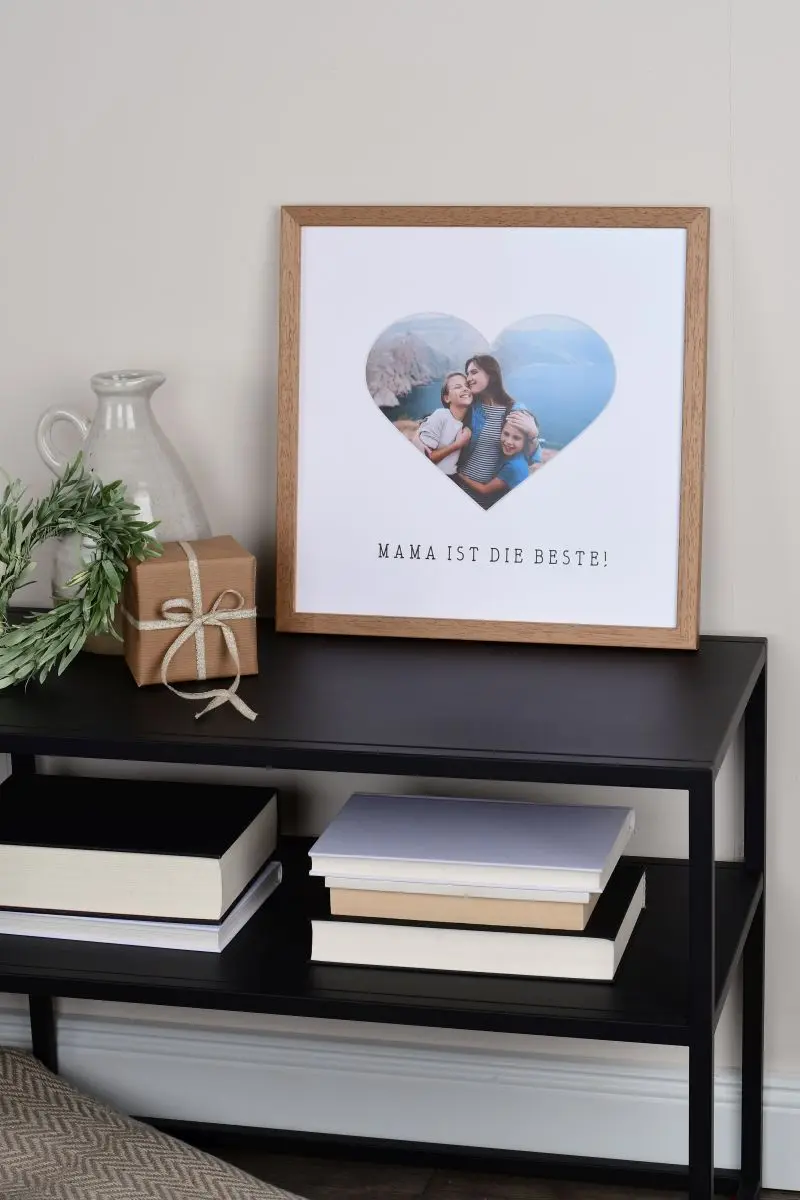 Marco de fotos 30x30 de roble con paspartú de corazón para Mamá en ambiente de hogar