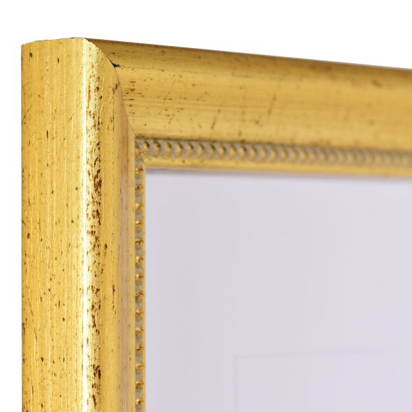 Vista de la esquina de un marco de madera dorado con pan de metal bruñido a mano y una moldura de perlas en el borde interior