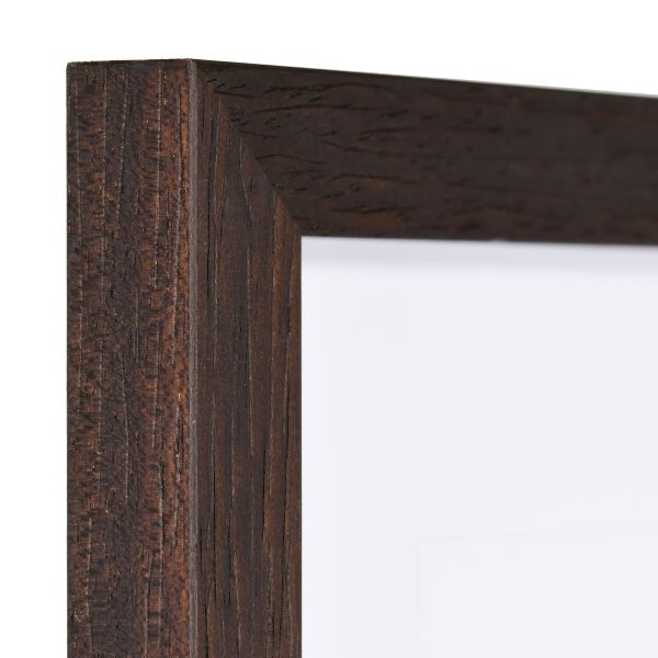 Vista de la esquina de un marco de madera cuadrado, moderno, marrón oscuro, cuya estructura de madera es visible y se realza con un relieve a juego