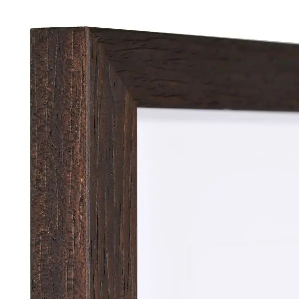 Vista de la esquina de un marco de madera cuadrado, moderno, marrón oscuro, cuya estructura de madera es visible y se realza con un relieve a juego