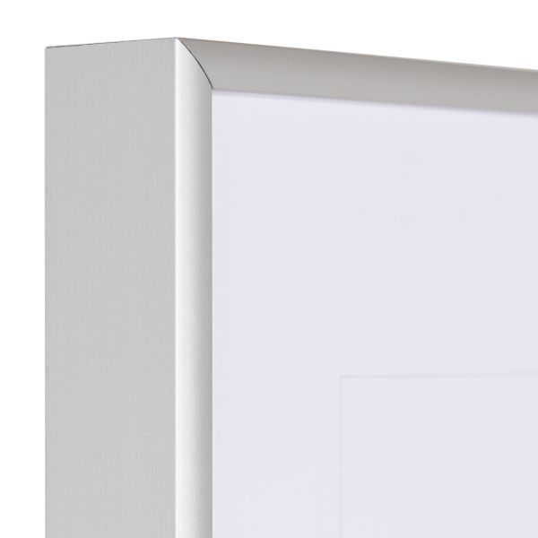 Vista de la esquina de un marco de aluminio plateado, muy indeformable, con sistema de conexión de esquina patentado