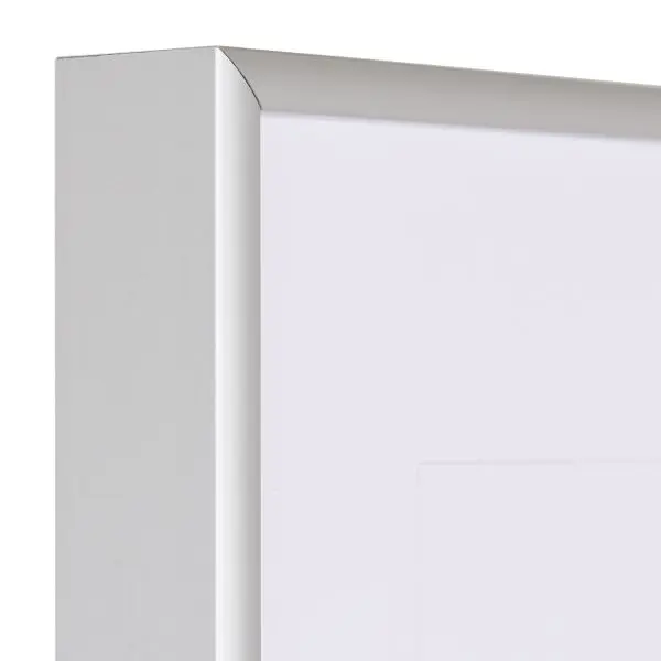 Vista de la esquina de un marco de aluminio plateado, muy indeformable, con sistema de conexión de esquina patentado