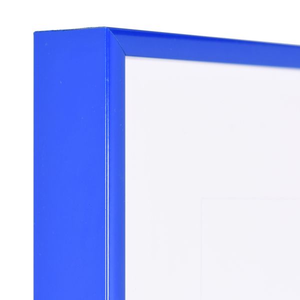 Vista de la esquina de un marco de aluminio azul, muy estable dimensionalmente, con sistema de unión de esquinas patentado.