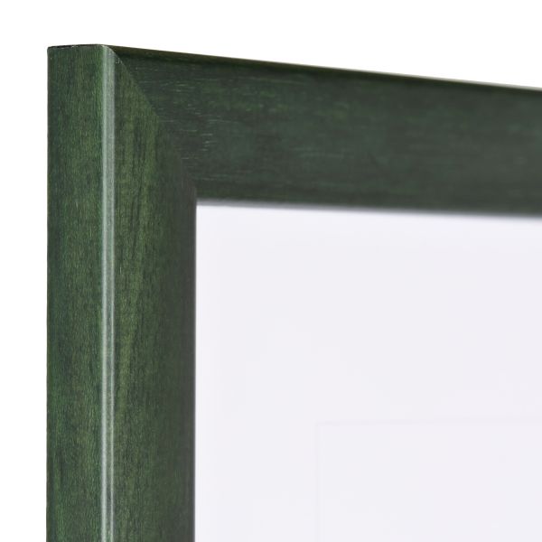 Vista de la esquina de un marco de madera verde abeto con bordes ligeramente redondeados
