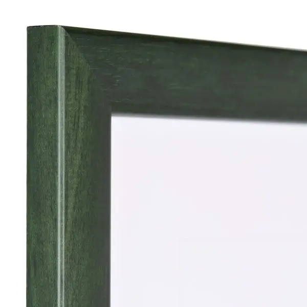 Vista de la esquina de un marco de madera verde abeto con bordes ligeramente redondeados